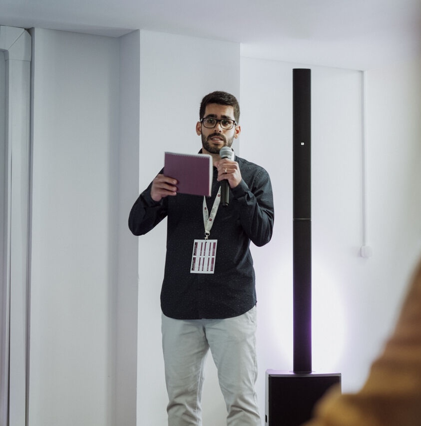 Gabriel Aragão presenting